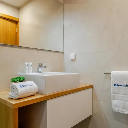 Host Wise Stylish With Garage 公寓