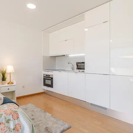 Host Wise Stylish With Garage Πόρτο