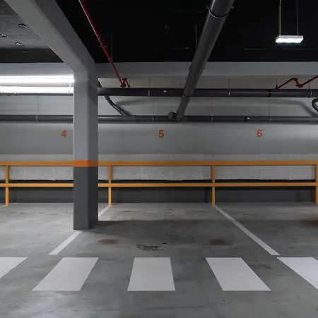 Host Wise Stylish With Garage Lägenhet *