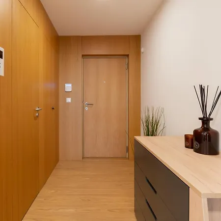 Lägenhet Host Wise Stylish With Garage *