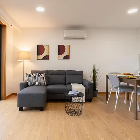 Lägenhet Host Wise Stylish With Garage Oporto