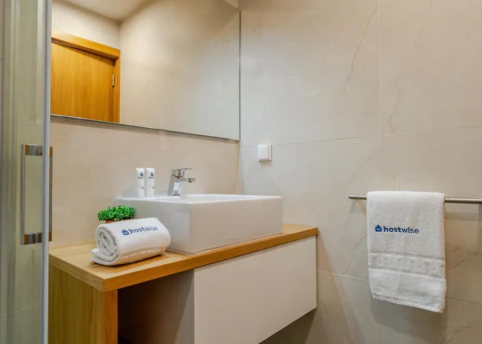 Host Wise Stylish With Garage Appartement